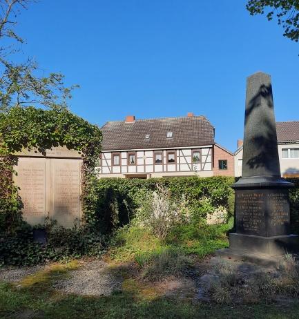Alter Friedhof in Ehmen – Gräber der Bergleute und Zwangsarbeiter