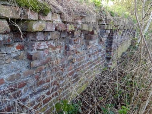 Reste der Umfassungsmauer aus roten Ziegeln